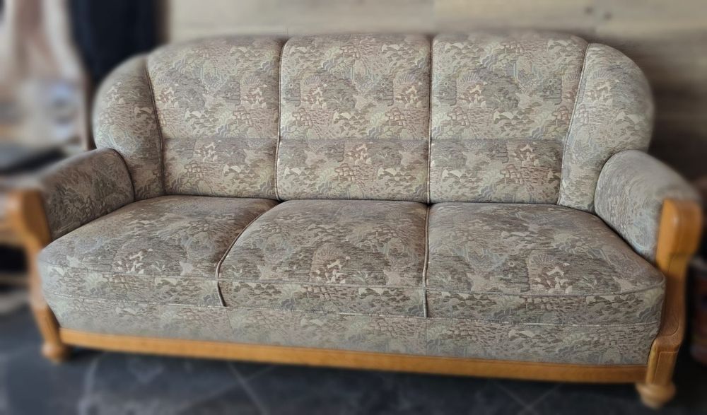 Vând canapea tapițată în model floral