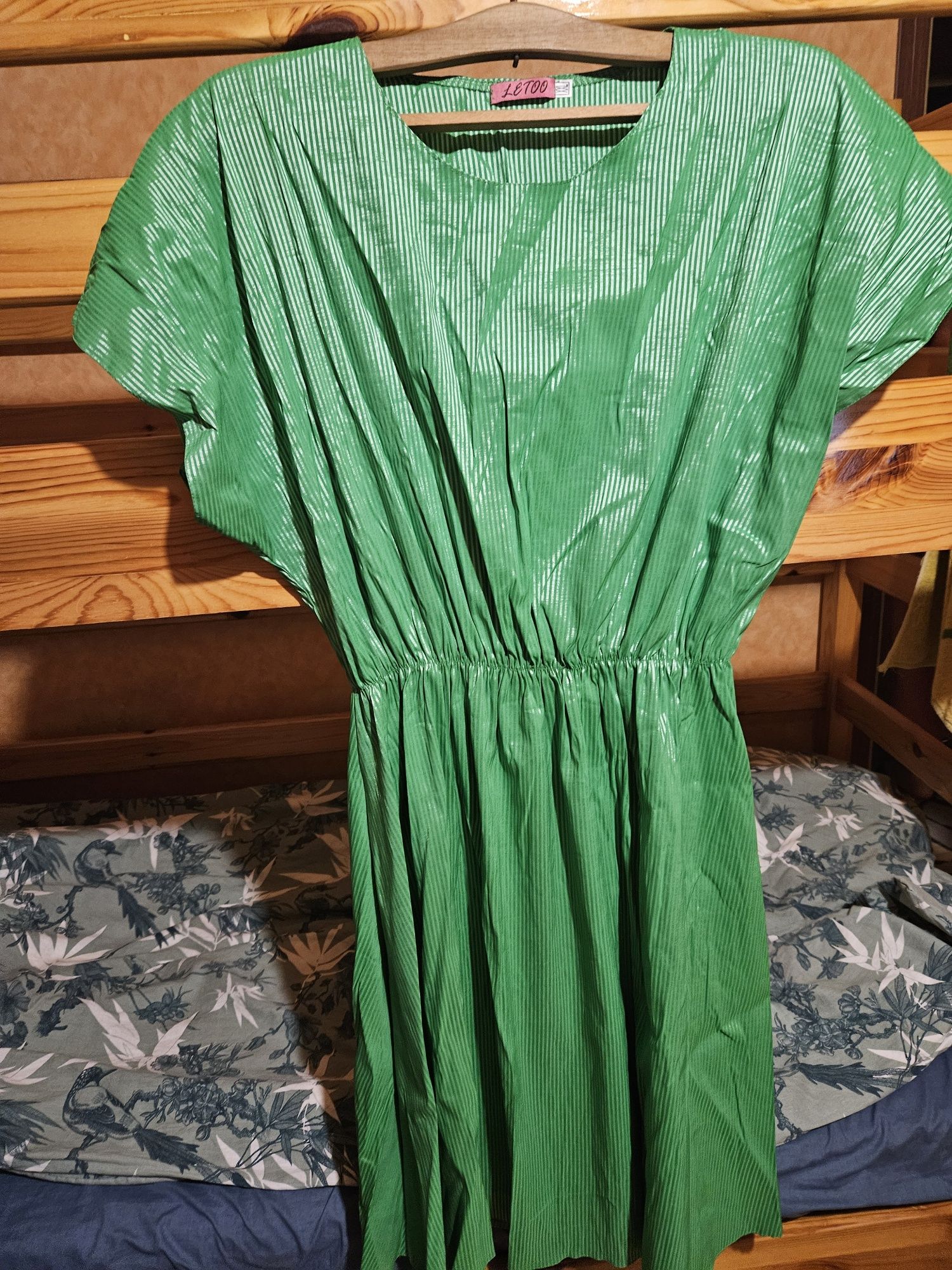 Зелена рокля,с лъскави отенъци