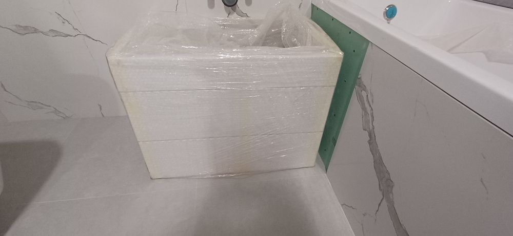 Продам новую раковину с тумбой белого цвета.