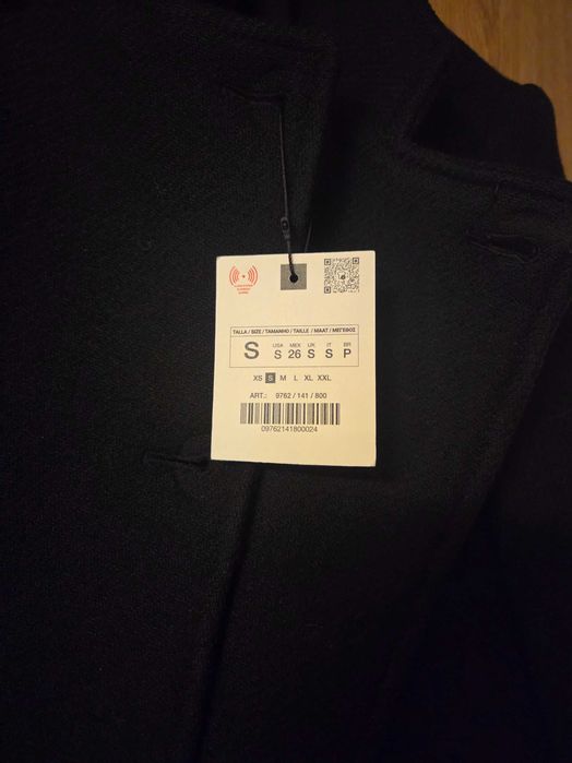 Palton nou Zara cu eticheta