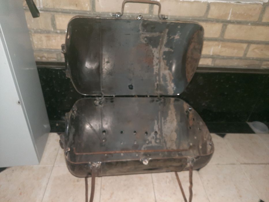 Shashlik va boshqa narsalarni pishirish uchun mangal sotiladi