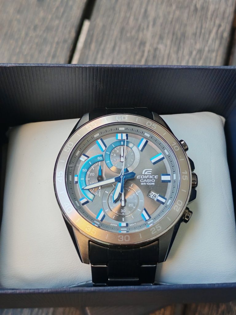 Часовникът Casio Edifice EFV-550GY-8AVUEF е водоустойчив до 10 бара. Н