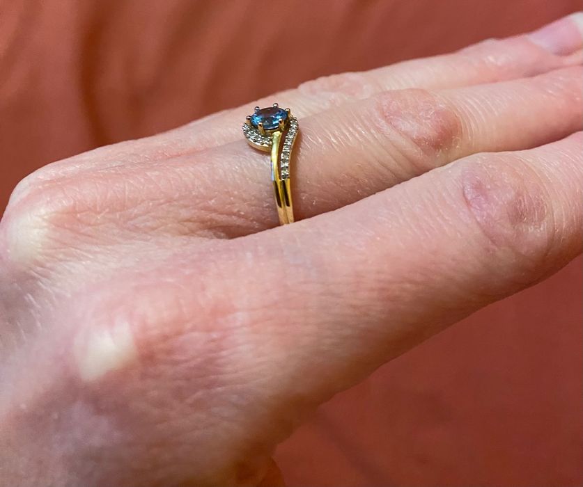 Златен пръстен с топаз с диаманти + сертификат размер 18 (5см и 8мм)