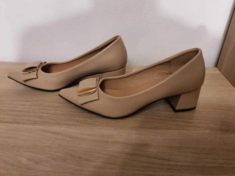 Елегантни бежови обувки