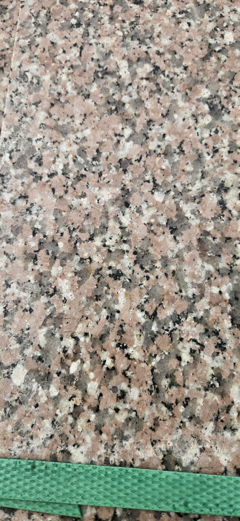 Продавам гранит 60x30х2  термолющен
