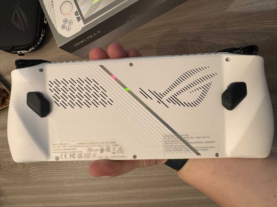 Consola portabila gaming ROG Ally Z1 Extreme, 16GB LPDDR5, SSD 512GB