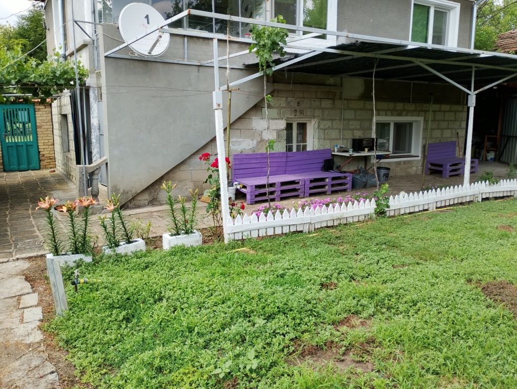Продава се етаж от масивна тухлена къща!