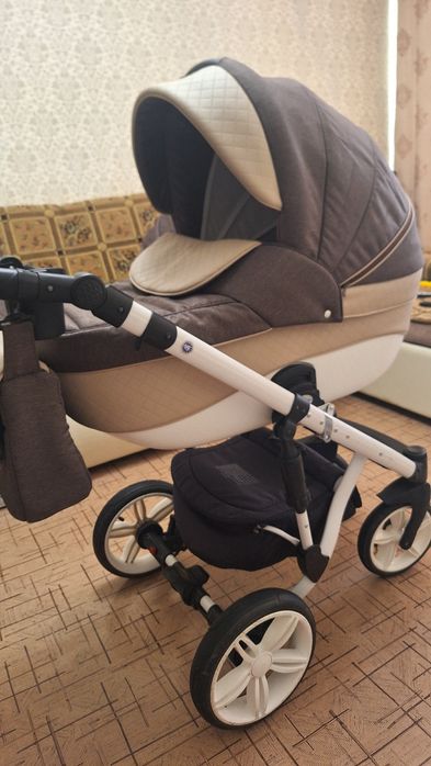 Продаётся  детская коляска фирмы Adamex.