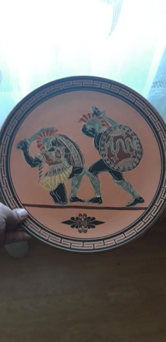 Farfurii facute manual cu tematica greceasca din cupru