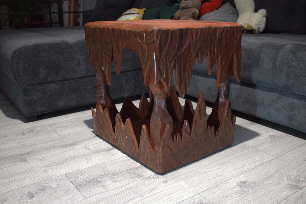 Masa de cafea din lemn de pin sculptata de mana