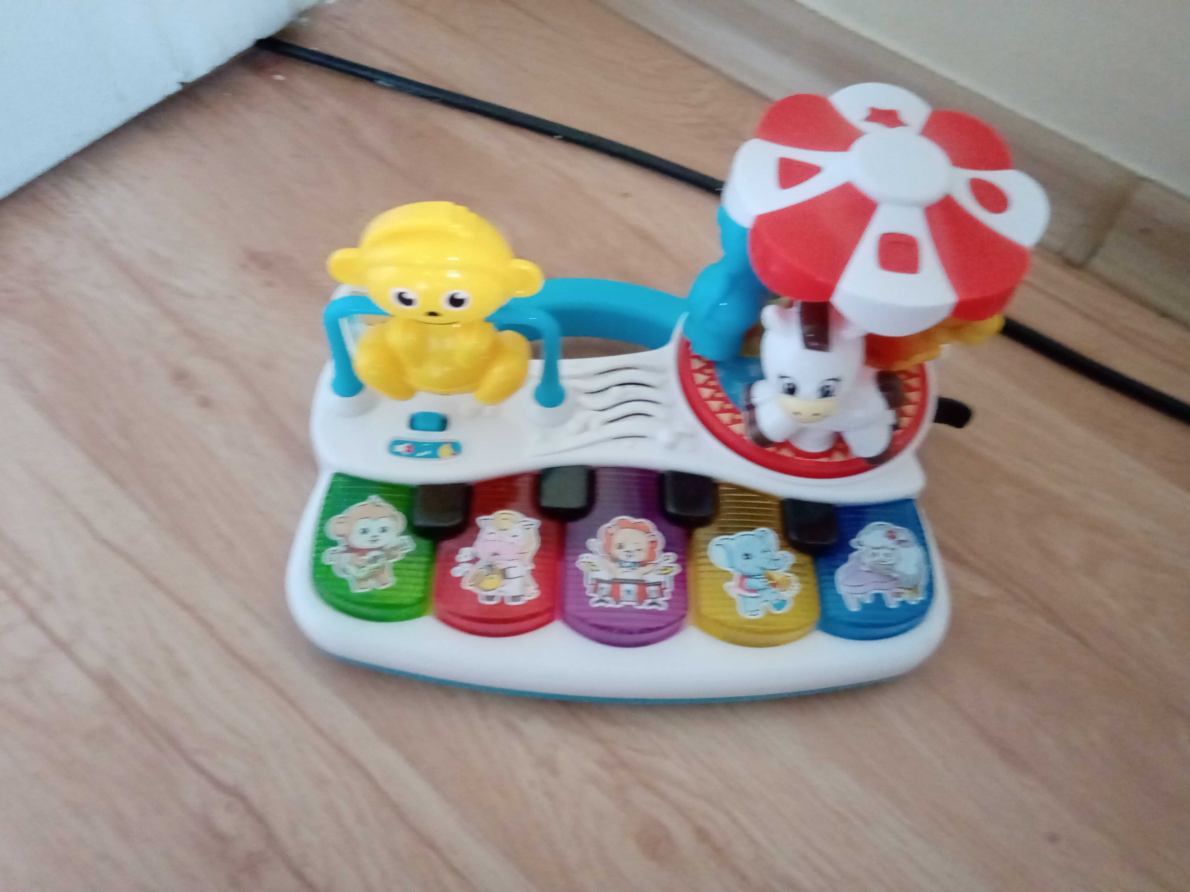Детска играчки  въртележка с пиано и динозавър