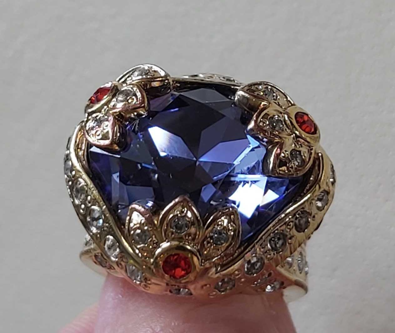 Versace-оригинален,масивен 18 кар.позлатен дамски пръстен