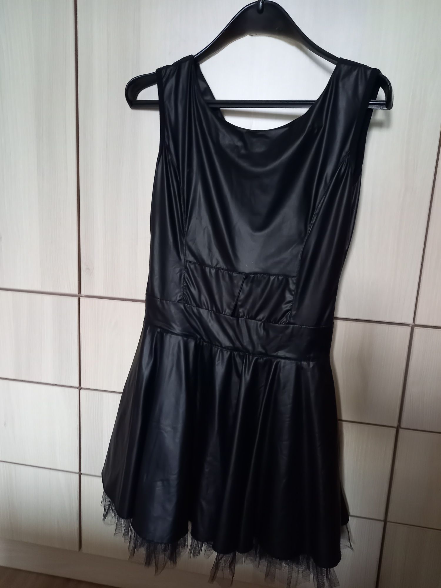 Черна дамска рокля, наподобяваща кожа