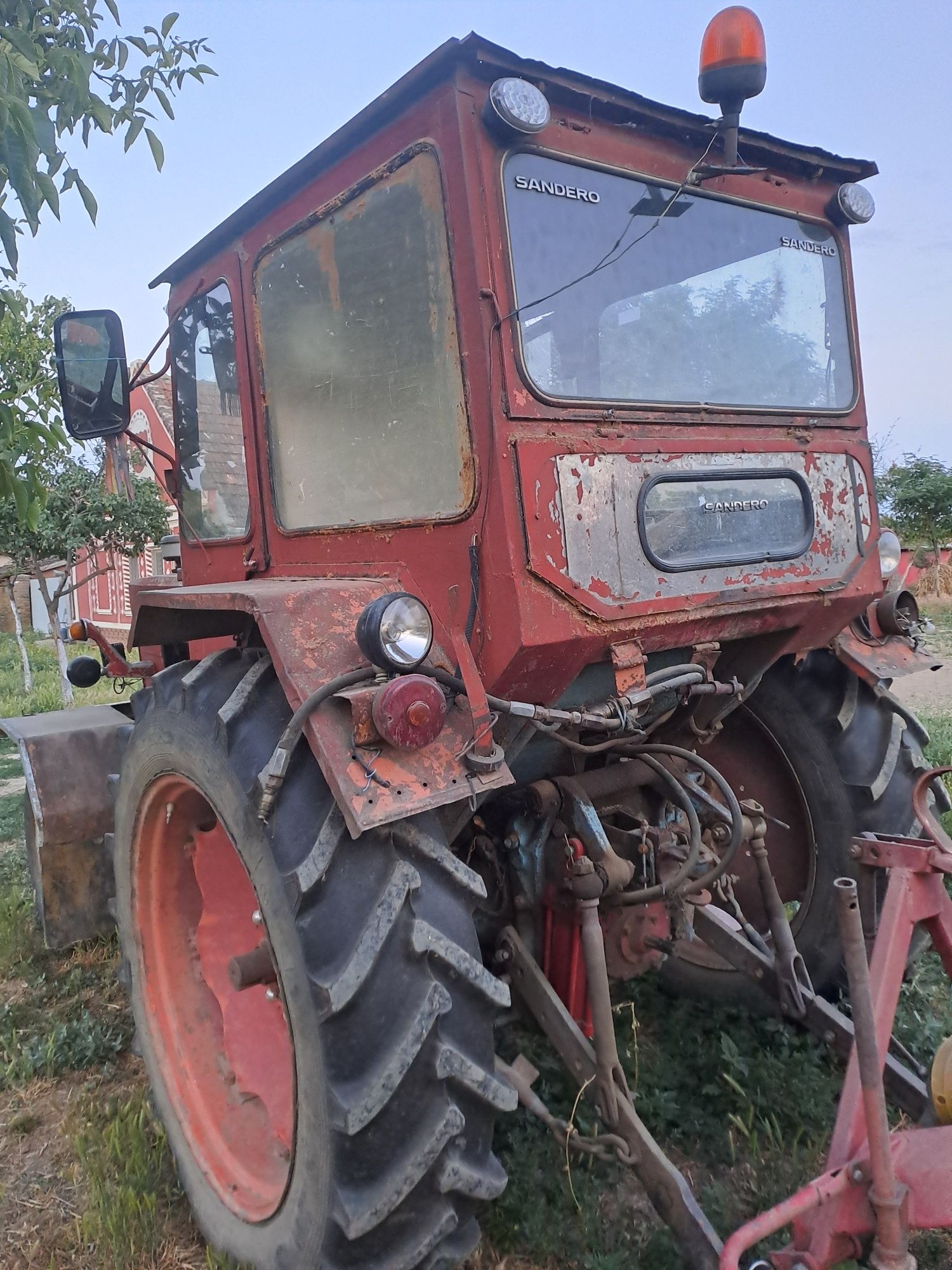 Vand tractor U 650 cu utilaje