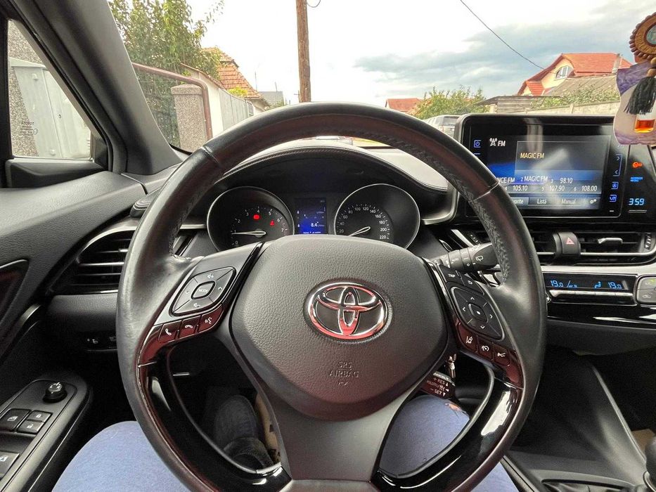Vand Toyota CH-R anul 2019