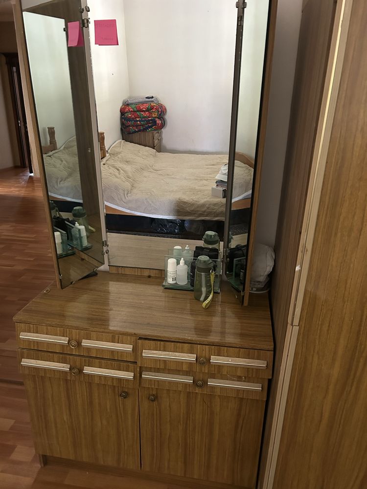Тумба с зеркалом и шкаф для одежды