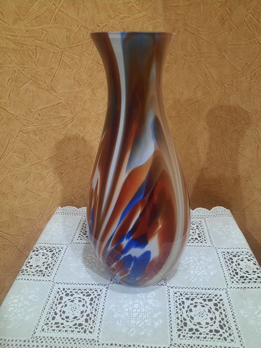 Красивая винтажная ваза,  лаконичной формы с разноцветными разводами.