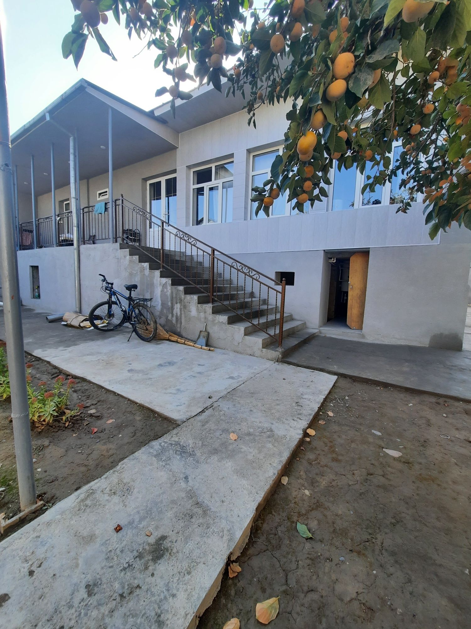 Hovli sotiladi 6 sotix,4 xona