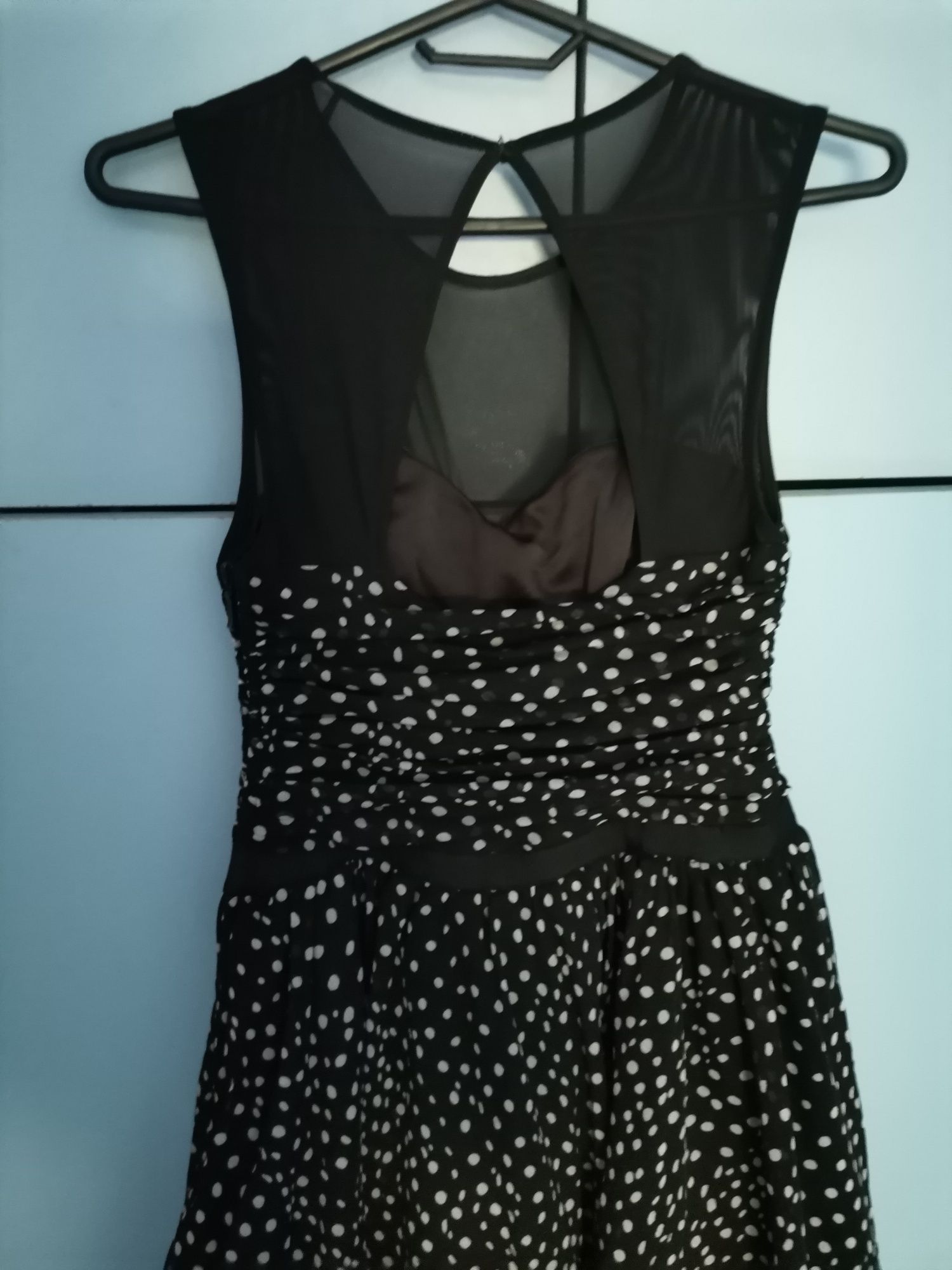 Елегантна рокля на Guess