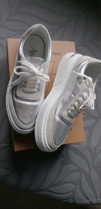 Сребристи маратонки