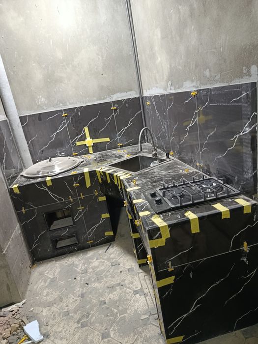 Uchaqqa kafel teramiz mazaykasi bilan