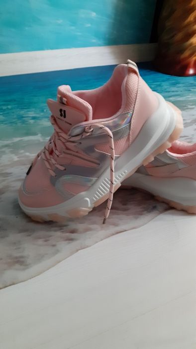 Vand adidasi noi de dama