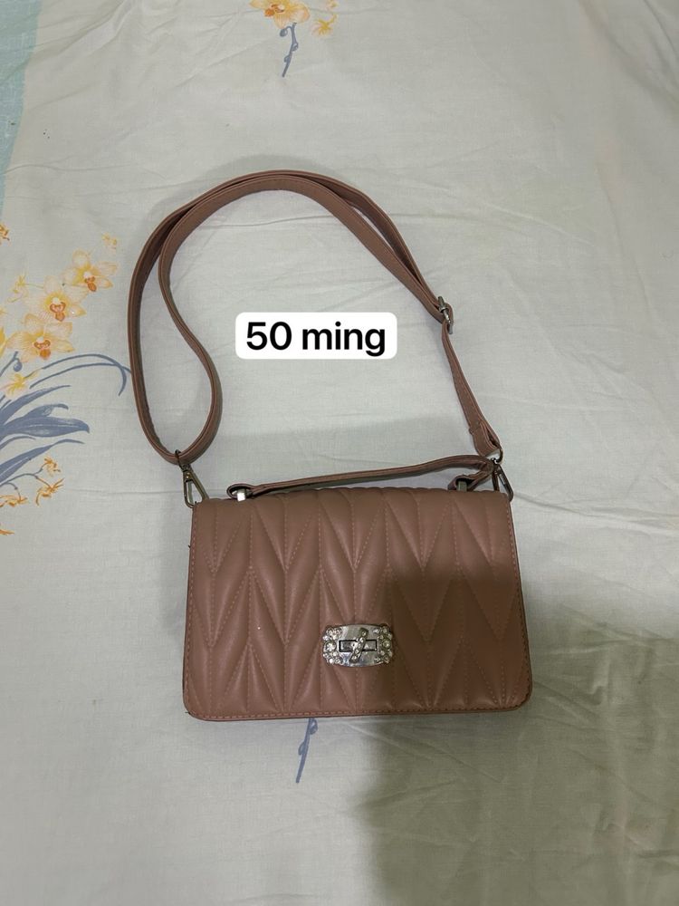 B/U kiyimlar sotiladi