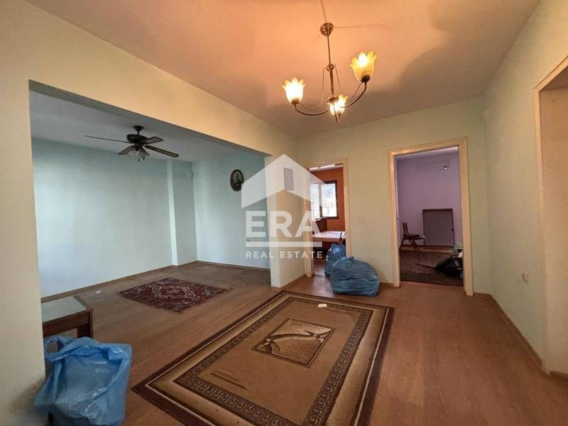 Офис под наем на две нива, в самостоятелна къща в Идеален център, Варн