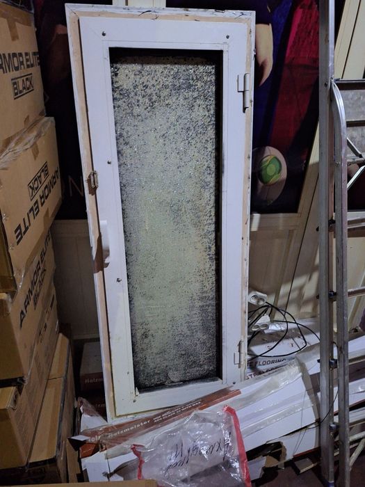 Продаю  дверь и форточки на окно