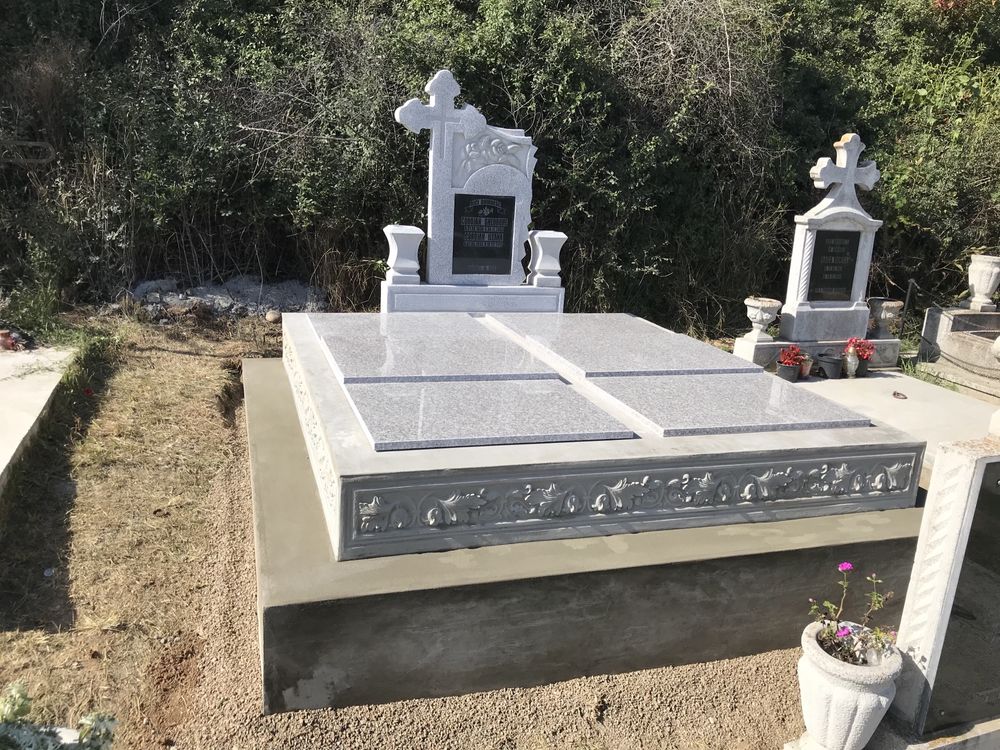 Cruci, morminte , monumente funerare