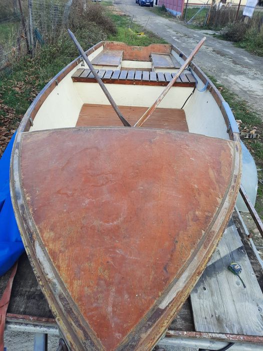 Barcă cu spațiu de depozitare