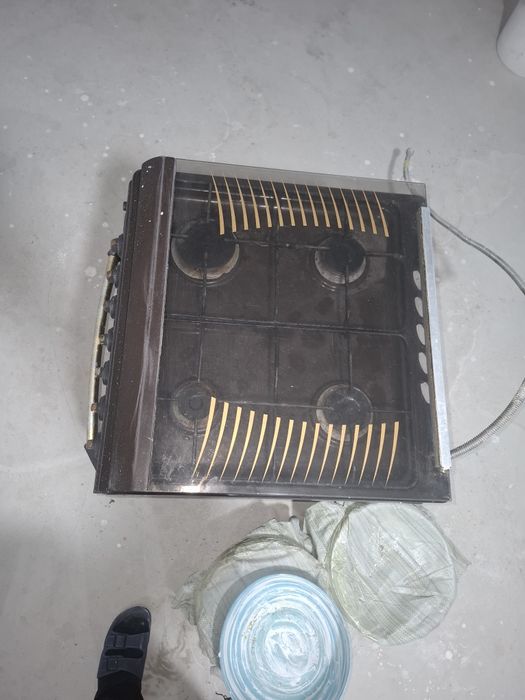 Продается газовая плита, бу, в нормальном состоянии, требуется мойка.