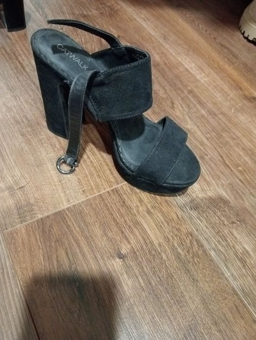 Vând sandale in stare buna,purtate o singura data,Nr 38.