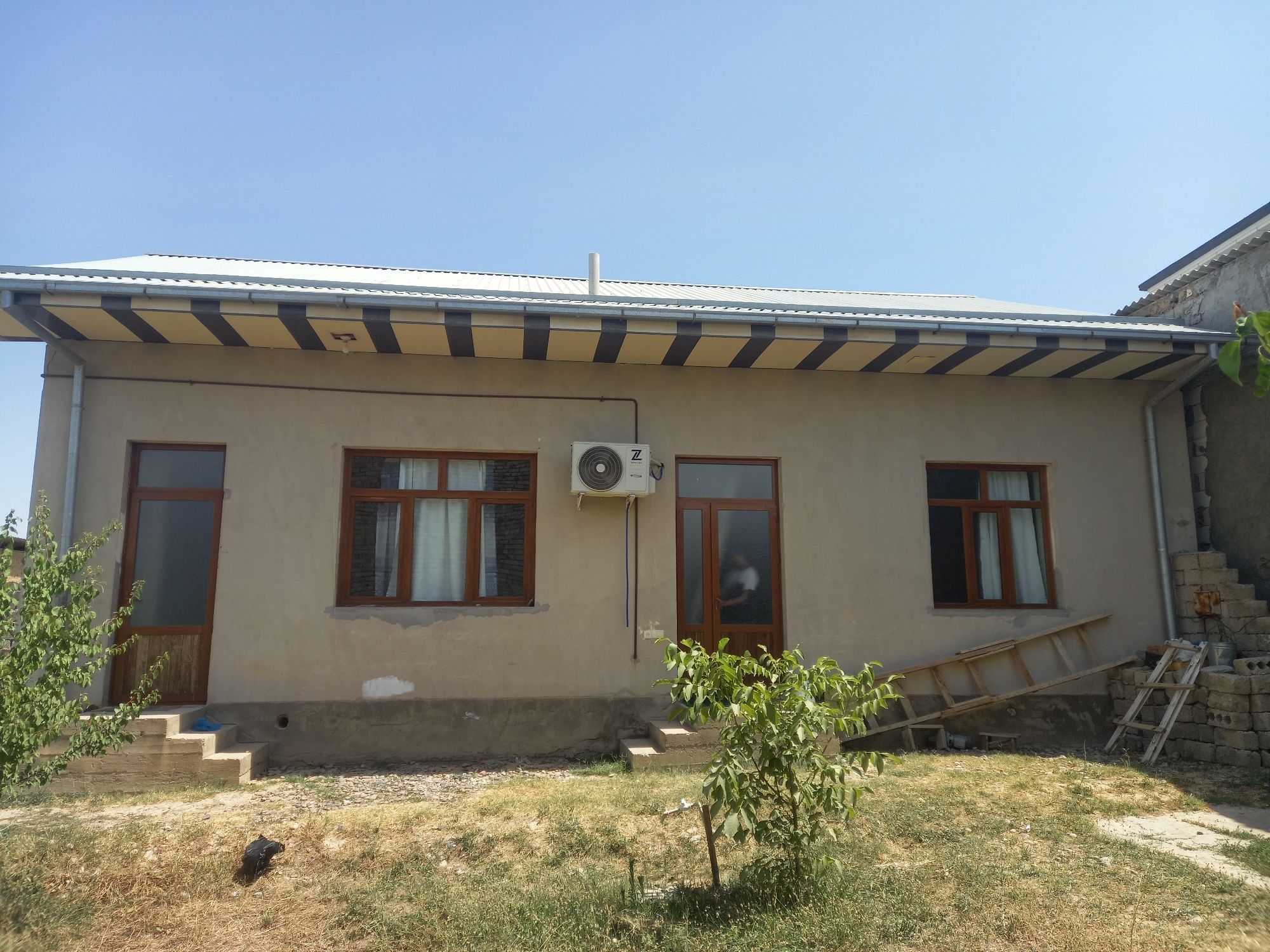 Hovli sotiladi, 5,25 sotix, 3 yashash xona, oshxona, sanuzellar bor.