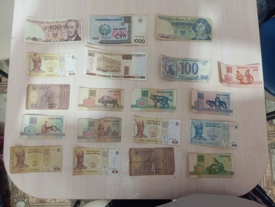 Старые деньги разных стран и купюр