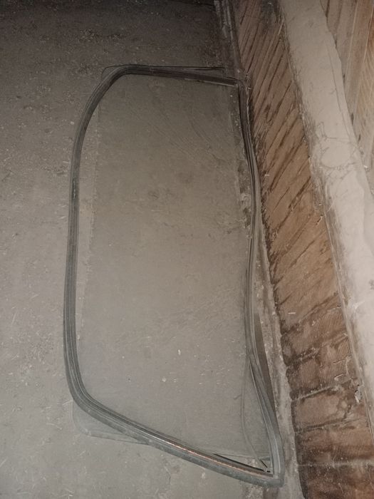 Продам заднее стекло