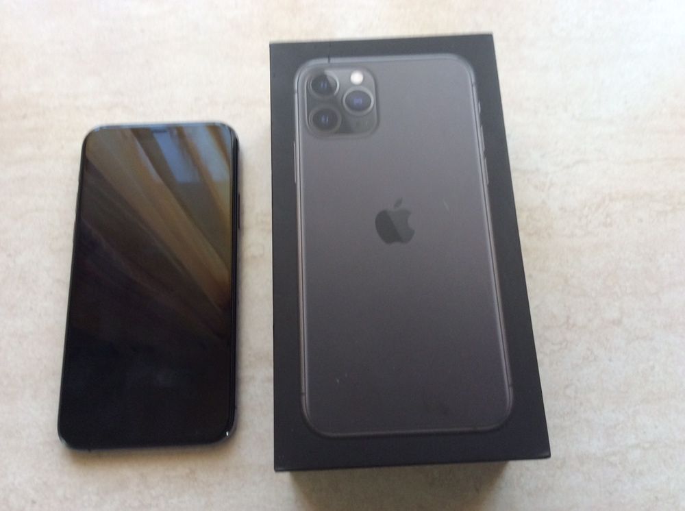 Vind iphone  11 pro negru este de 64gG ca nou