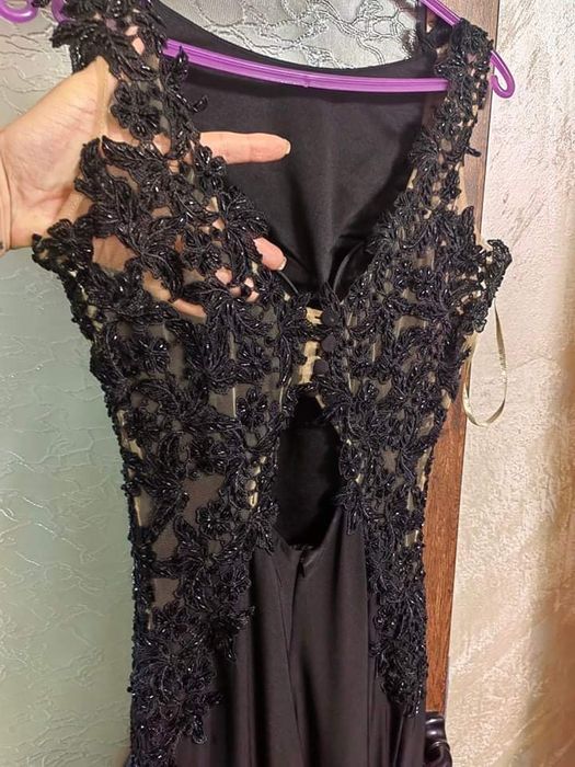 Дълга, официална рокля с гол гръб