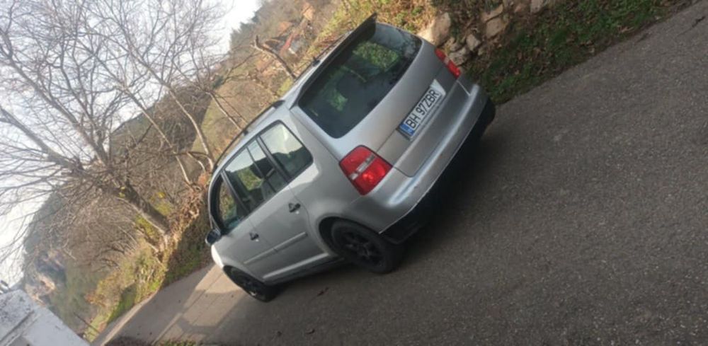 Vând Volkswagen Touran an 2006 motor 1.9 TDI 6+1 Trepte