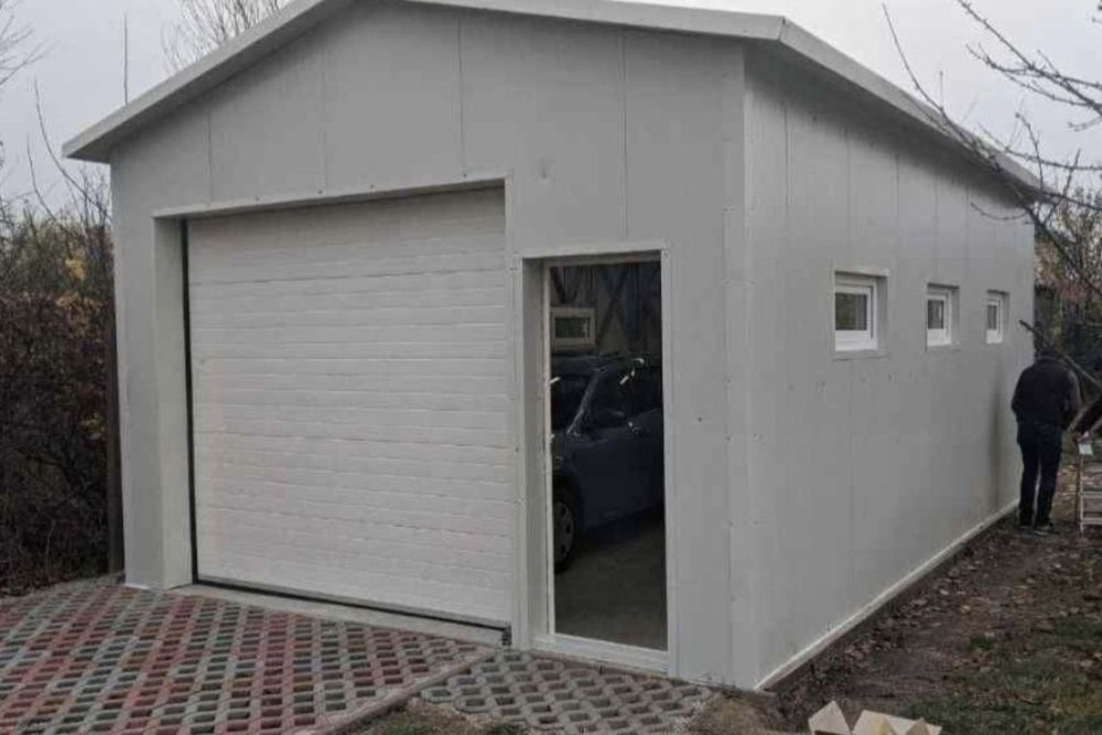 Garaj de vânzare, construit din materiale durabile și rezistente. Spaț