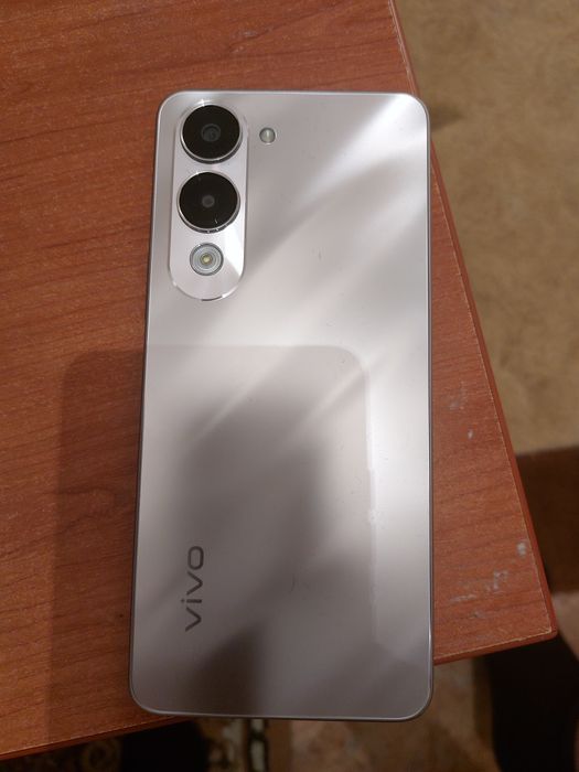 Продам смартфон Vivo Y04