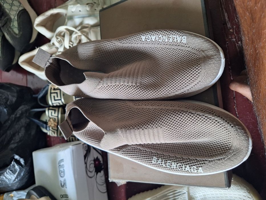 10000 Mindan oyoq kiyimla