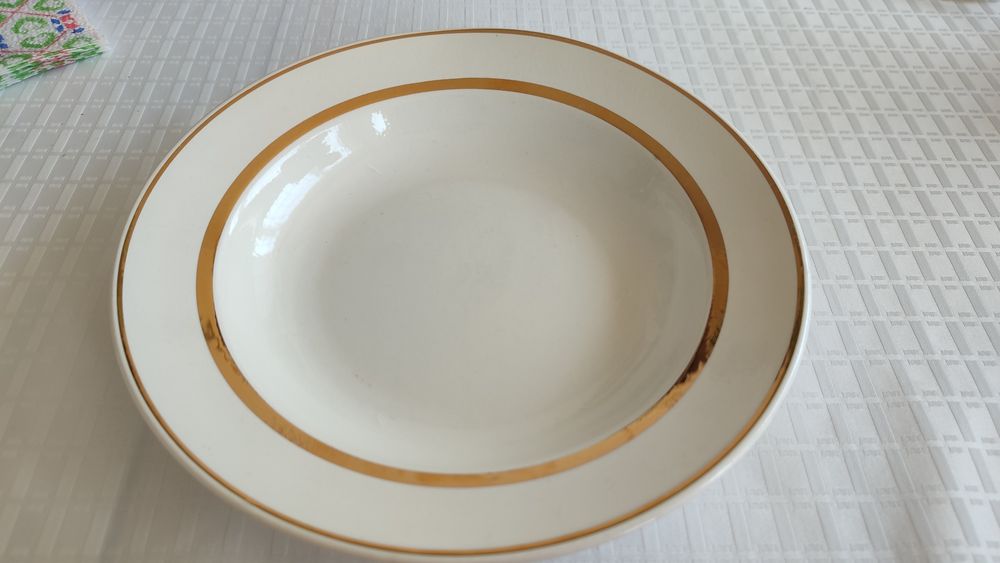 Порецланови чинии за хранене със златен кант