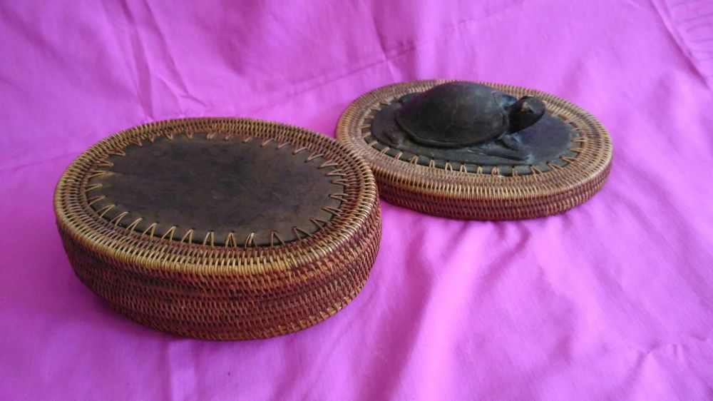 Vand cutie de bijuterii veche africana cu broasca testoasa sculptata