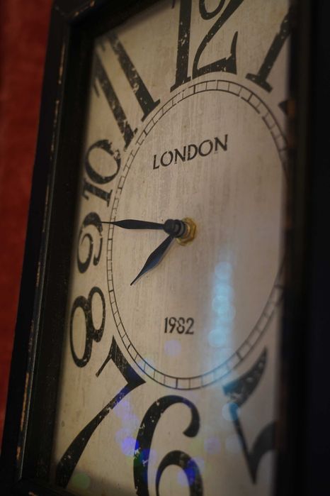 ceas de perete cu seif ascuns