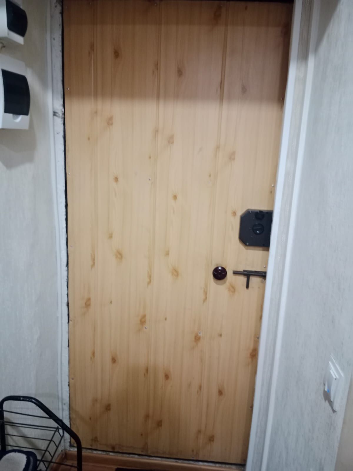 Продам входную железную дверь