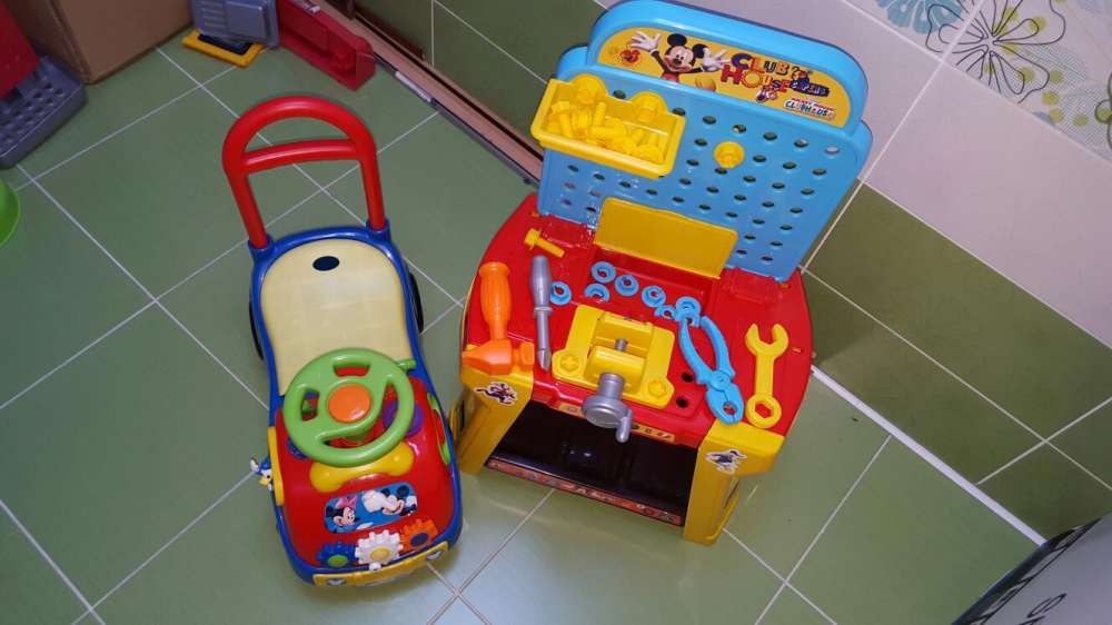 Masinutza cu melodii si banc de lucru Mikey