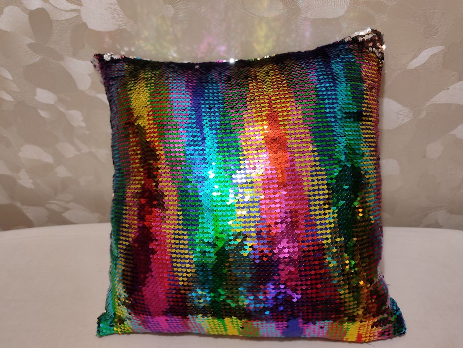 Подушка декоративная с разноцветными пайетками