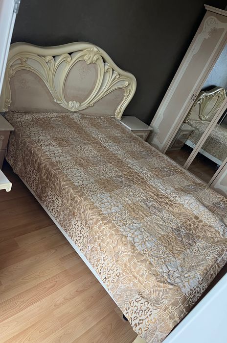 Спалня + нощни шкафчета + поматрачна  рамка - Италия - 700 лв.