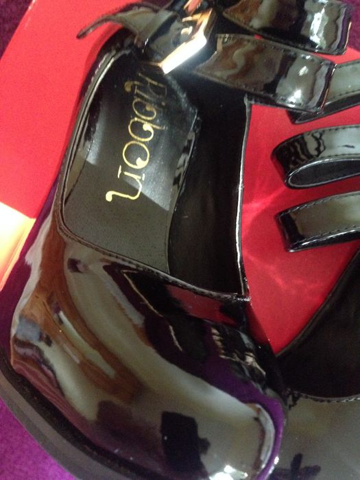 нови лачени обувки